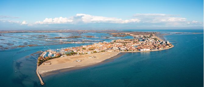 Foto panoramica con drone della penisola di Grado, provincia di Gorizia, regione Friuli Venezia Giulia, Italia.